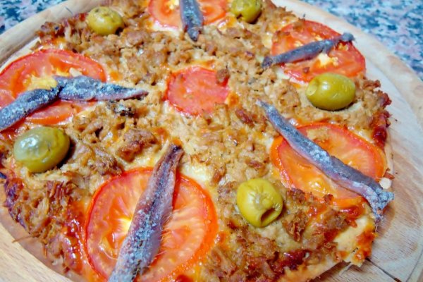 Pizza cu ton si anchoa