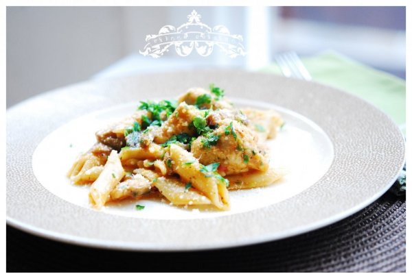 Penne cu ciuperci, piept de pui si sos de tomate