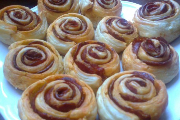 Cuiburi din foietaj si salam picant