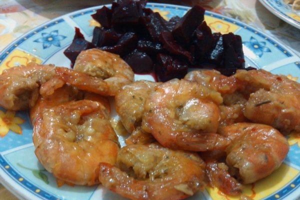 Creveti nedecorticati in sos de vin si usturoi