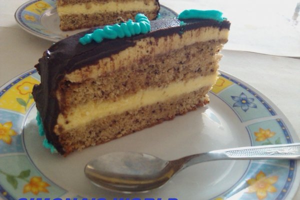 Tort cu nuca si crema de vanilie