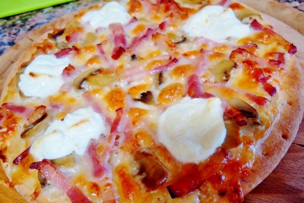 Pizza cu sos de ciuperci si crema de branza