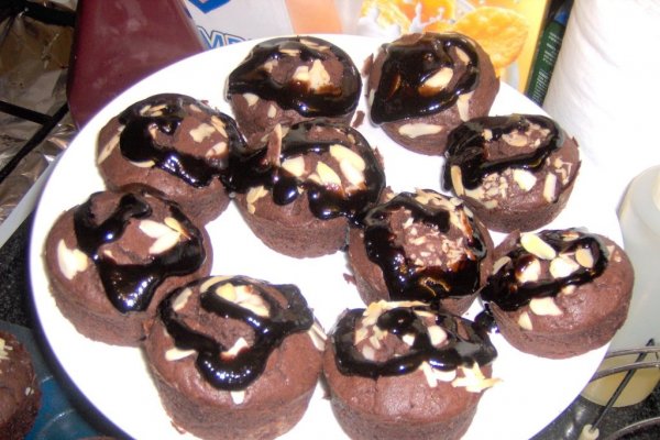 Muffins cu ciocolata, migdale si sirop de ciocolata