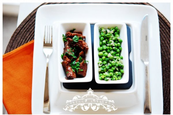 Vita in vin rosu cu sote de mazare