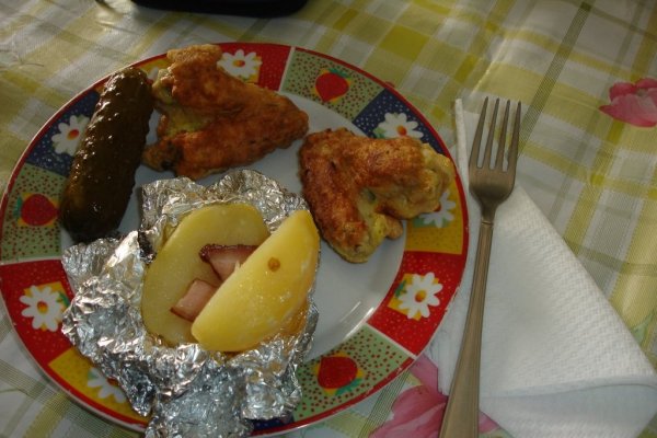 Aripioare de pui pane si cartofi la cuptor