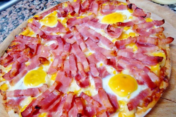 Pizza cu porumb si oua de prepelita