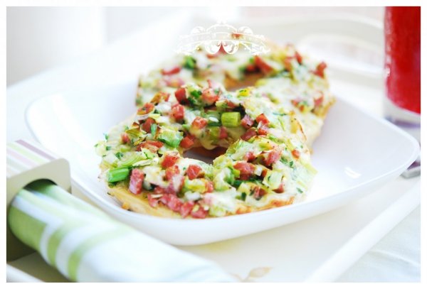 Bagels cu praz, sunca si branza