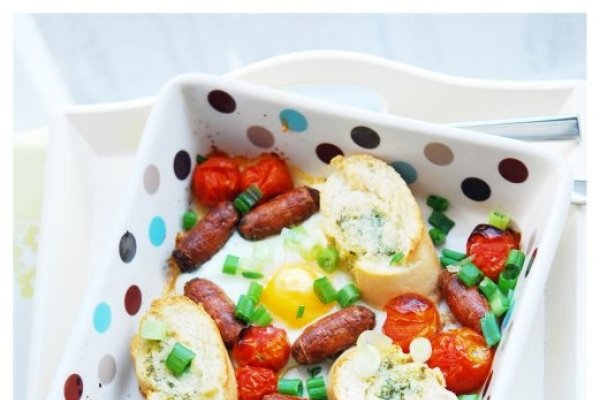 Mic dejun englezesc - oua cu carnaciori si rosii