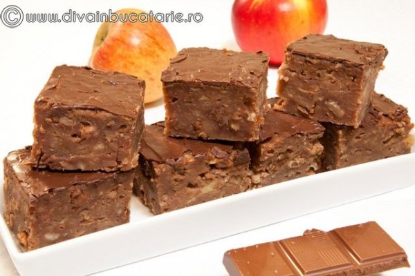 Budinca de paine cu mere si ciocolata