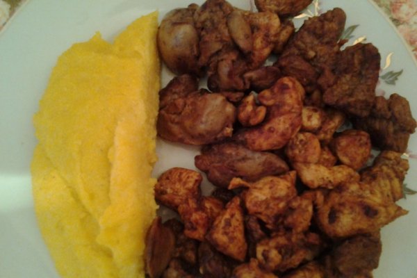 Nebunie la tigaie cu mamaliguta si mujdei de usturoi