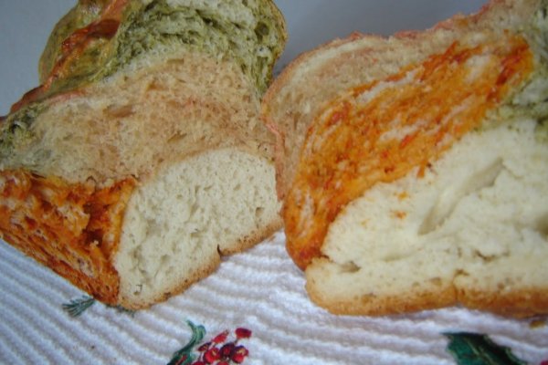 Paine cu pasta de sfecla,spanac si ardei