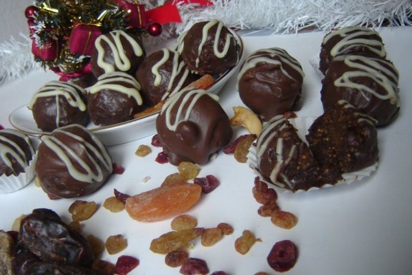 Bomboane din fructe uscate, trase in ciocolata