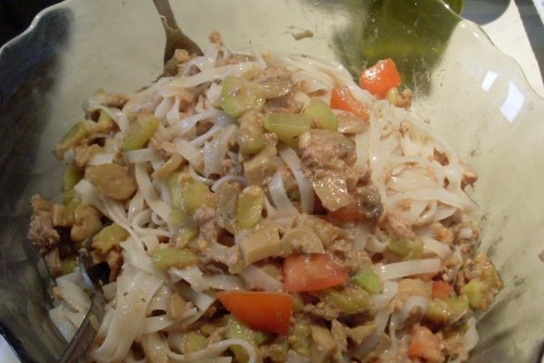 Tăiţei de orez cu ton şi legume