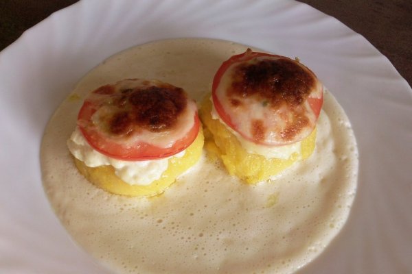 Gogoase din mamaliga in sos cu cascaval