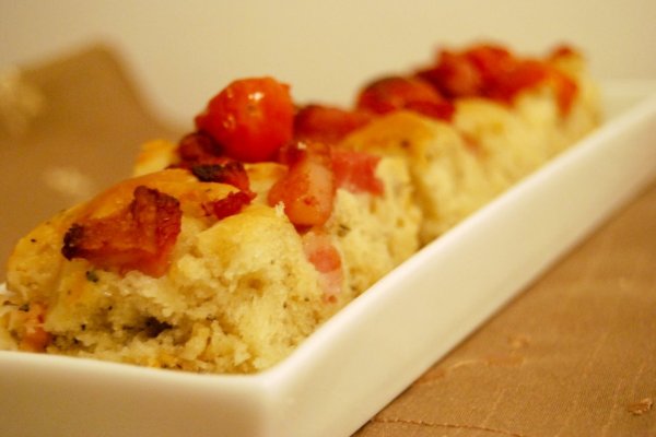 Focaccia cu cherry, busuioc si pancetta