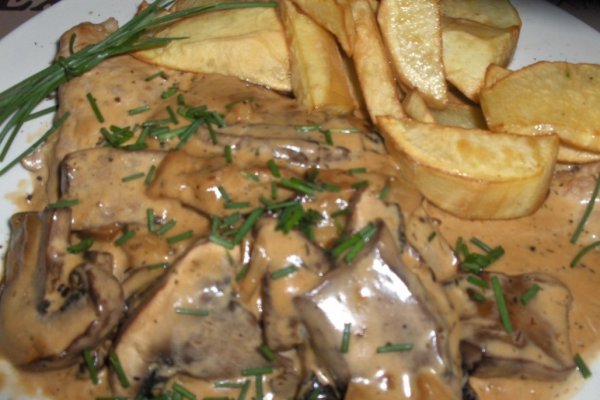 Bife de vitel în sos de smântânã