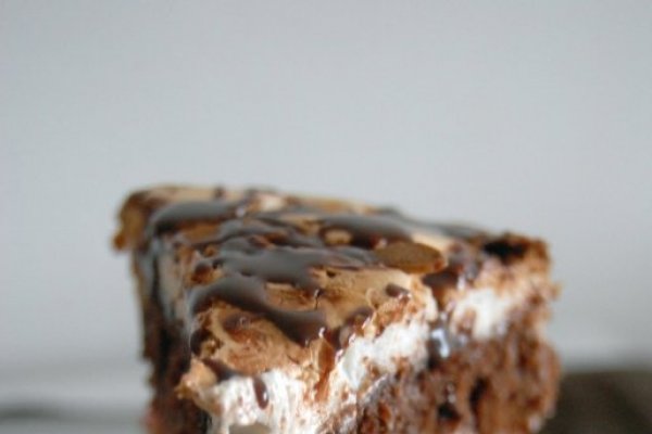 Tort meringue cu ciocolata si capsune