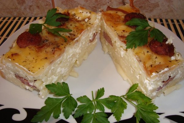 Macaroane cu carnati, smantana si cascaval