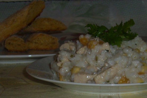 Salata de orez cu pui, ardei si porumb