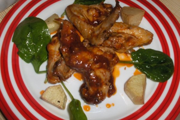 Aripioare picante în sos de vin