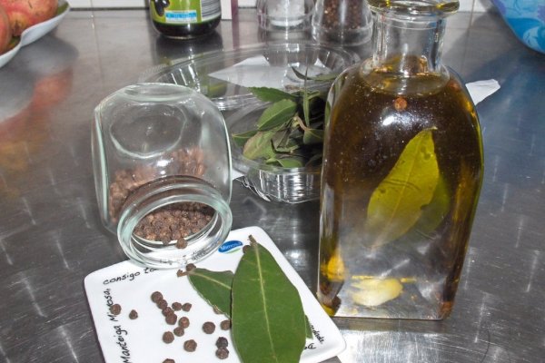 Ulei de mãsline aromat cu foi de dafin