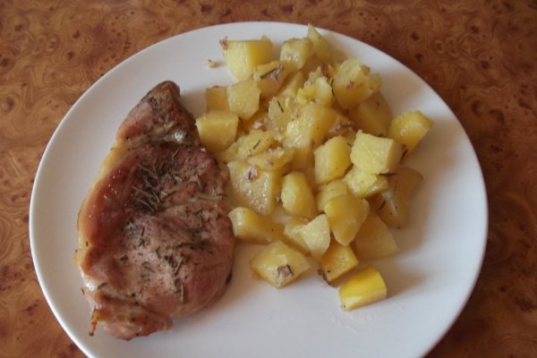 Ceafa de porc pe pat de cartofi la cuptor