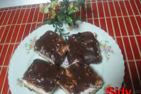 Prajitura cu crema de capsuni si glazura de ciocolata