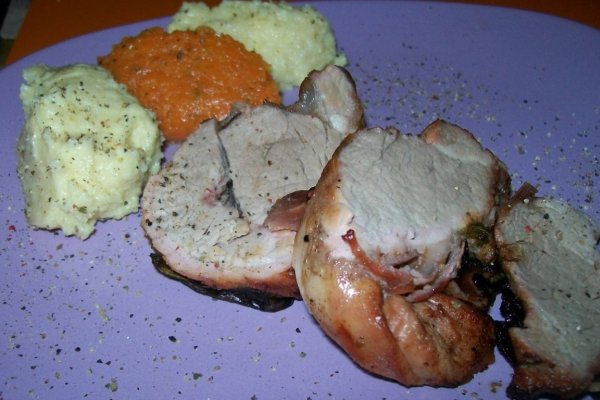 Muschiulet de porc impletit servit cu diferite feluri de piure-uri