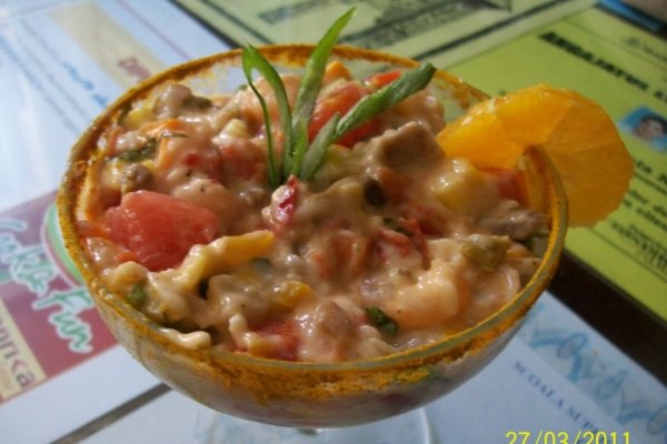 Cocktail din fructe de mare servit cu legume mexicane si muguri de soia