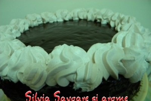 Tort cu 3 feluri de crema.