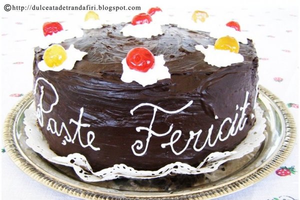 Tort in patru culori (cu ciocolata si sos de caramel)