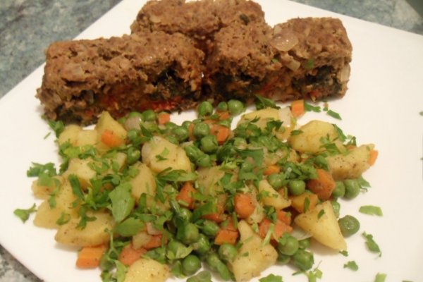 Rulada de carne tocata cu spanac si rosii cu garnitura de legume sote