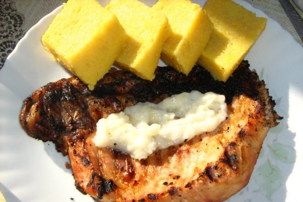 Crap la gratar cu sos de iaurt si usturoi