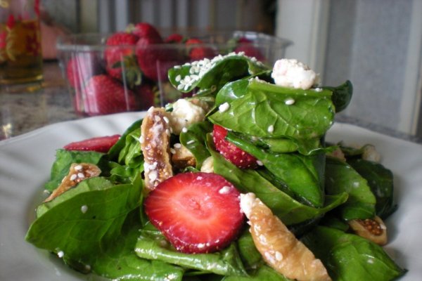 Salata de spanac cu branza de capra, capsuni si smochine