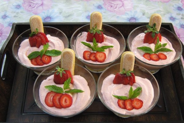 Desert cu spuma de capsuni