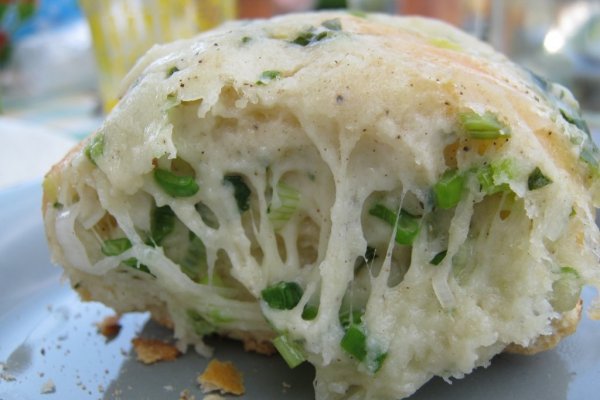 Chifle cu brânză la grătar