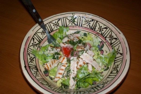 Salată cu dressing de iaurt