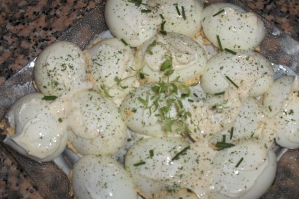 Ouã umplute cu pastã de ton si maionezã