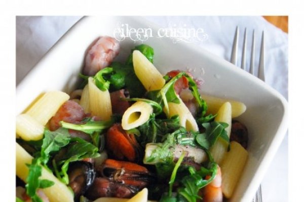 Penne cu creveti si scoici trase in vin