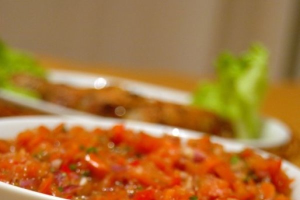 Salata turceasca de rosii si ardei gras