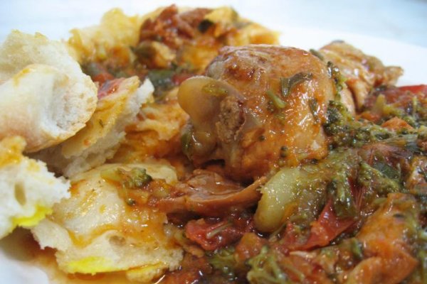 Pui cu legume şi un capac de pâine