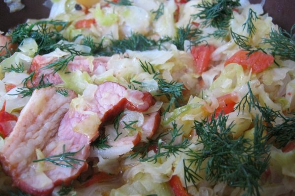 Varză înăbuşită cu ardei şi costiţă