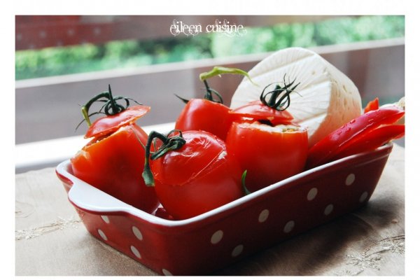 Rosii umplute cu salata greceasca