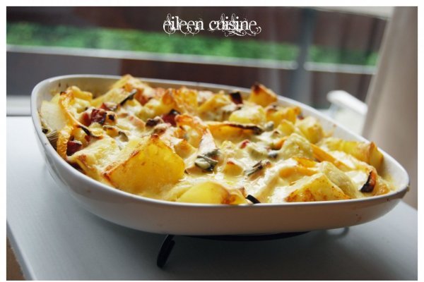 Cartofi cu ceapa verde, sunca si cheddar