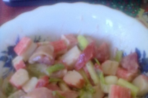 Salata de surimi cu sos de usturoi
