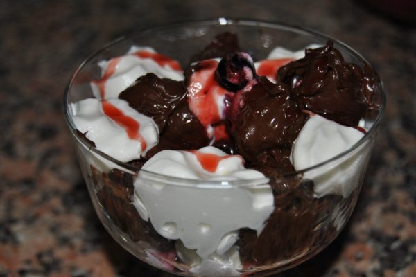 Cirese trase prin ciocolatã cu înghetatã de iaurt si fructe de pãdure