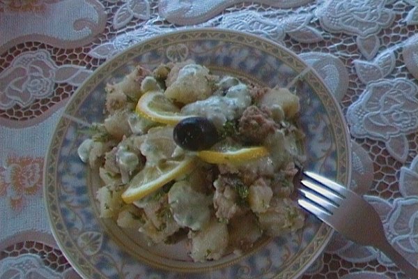 Salata de cartofi cu ton si sos de usturoi