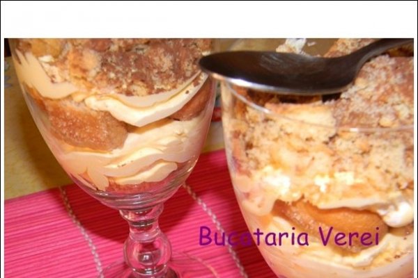 Cupe tiramisu si crocant de savoiardi