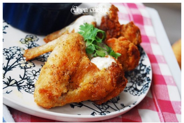 Aripioare picante cu sos de branza albastra