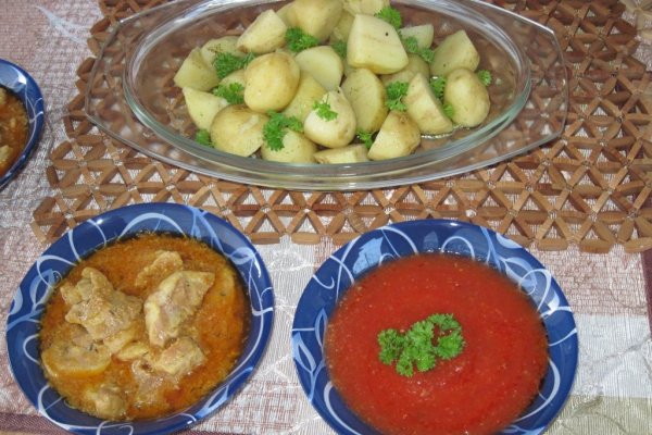 Tochitura de porc cu sos de rosii si cartofi natur